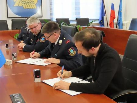 SLAVNOSTNI PODPIS POGODBE O FINANCIRANJU GASILSKE DEJAVNOSTI V LETOŠNJEM LETU 2